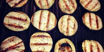 брускетта с баклажанами, мятой и топпингом