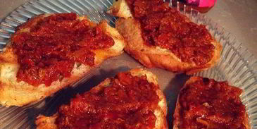 брускетта с баклажанами, мятой и топпингом