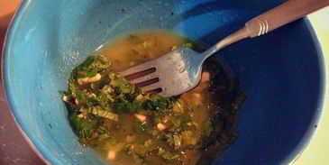 брускетта с баклажанами, мятой и топпингом