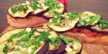 брускетта с баклажанами, мятой и топпингом