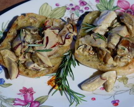 Брускетта с белыми грибами, чили и розмарином