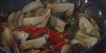 брускетта с белыми грибами, чили и розмарином