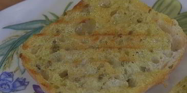 брускетта с белыми грибами, чили и розмарином