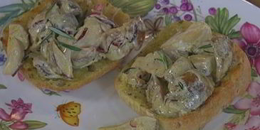 брускетта с белыми грибами, чили и розмарином