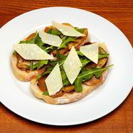 Рецепт Брускетты с белыми грибами и рукколой