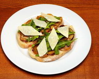 Брускетта с белыми грибами и рукколой