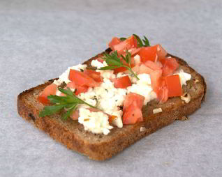 Брускетта с черным хлебом и песто