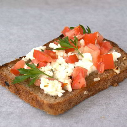 Брускетта с черным хлебом и песто