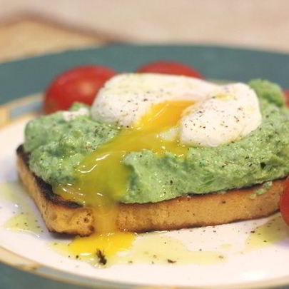 Брускетта с фасолью и яйцом пашот