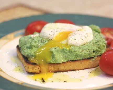 Брускетта с фасолью и яйцом пашот