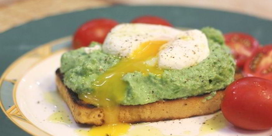 Рецепт брускетты с фасолью и яйцом пашот