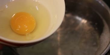 брускетта с фасолью и яйцом пашот