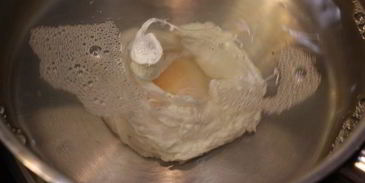 брускетта с фасолью и яйцом пашот