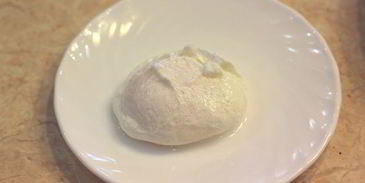 брускетта с фасолью и яйцом пашот