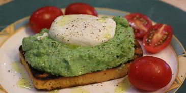 брускетта с фасолью и яйцом пашот