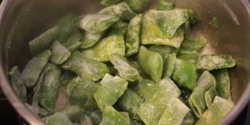 брускетта с фасолью и яйцом пашот