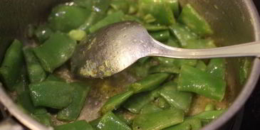 брускетта с фасолью и яйцом пашот