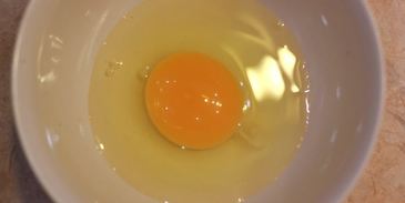 брускетта с фасолью и яйцом пашот