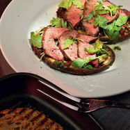 Рецепт Брускетты с говядиной, томатами и песто