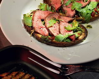 Брускетта с говядиной, томатами и песто