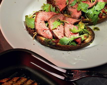 Брускетта с говядиной, томатами и песто