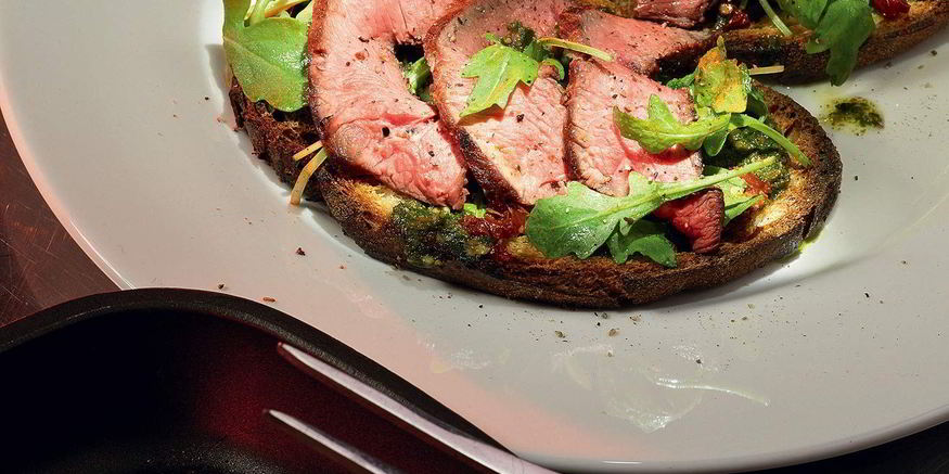 Рецепт брускетты с говядиной, томатами и песто