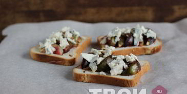 брускетта с инжиром и дор блю