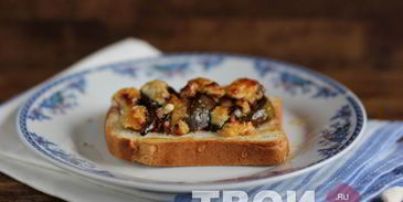 брускетта с инжиром и дор блю