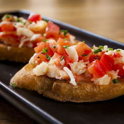 Брускетта с камчатским крабом