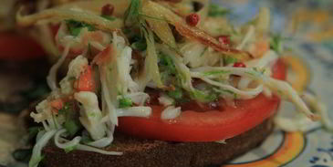 брускетта с крабами