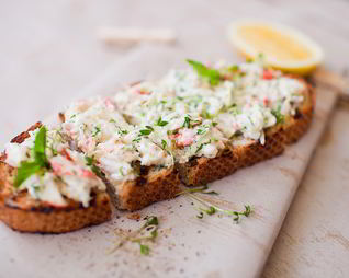 Брускетта с крабом