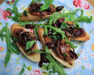 Брускетта с красной фасолью и сладким перцем