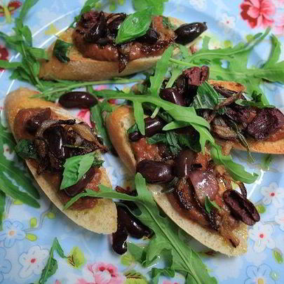 Брускетта с красной фасолью и сладким перцем