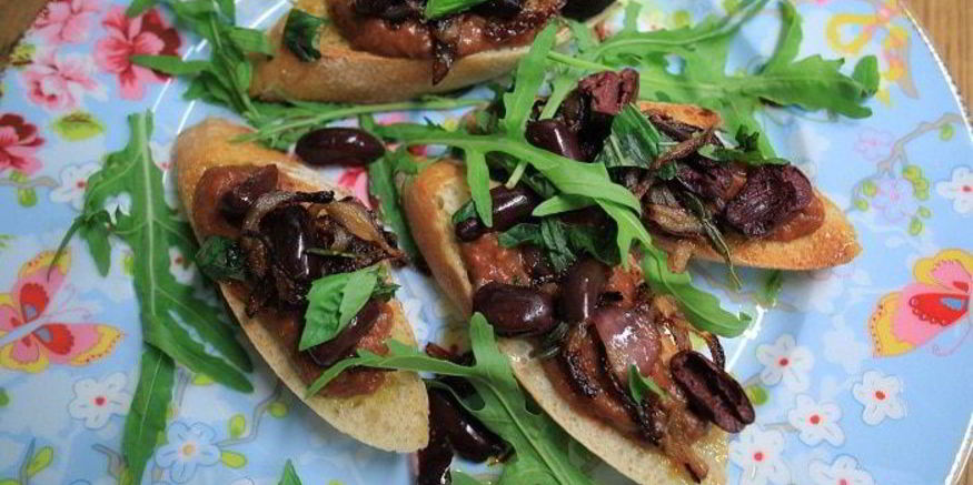 Рецепт брускетты с красной фасолью и сладким перцем