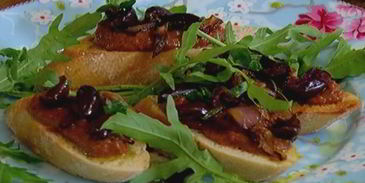 брускетта с красной фасолью и сладким перцем