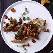 Рецепт Брускетты с лисичками и хумусом