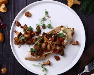 Брускетта с лисичками и хумусом