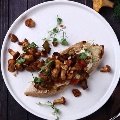 Брускетта с лисичками и хумусом