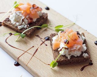 Брускетта с лососем и сыром