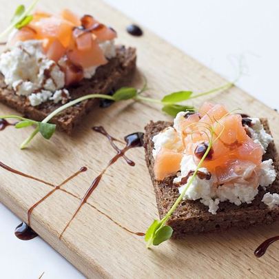 Брускетта с лососем и сыром