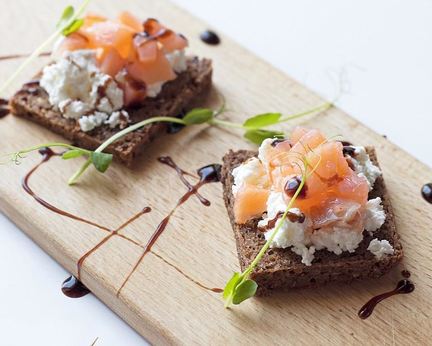 Брускетта с лососем и сыром