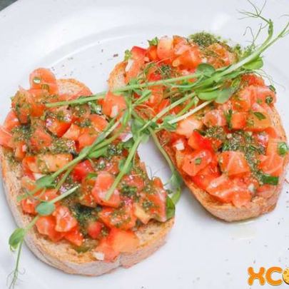 Брускетта с лососем