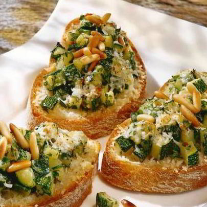 Брускетта с маринованным цуккини