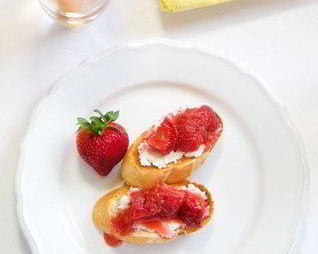 Брускетта с маскарпоне и свежей клубникой