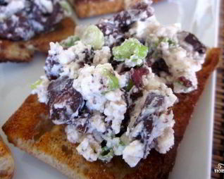 Брускетта с маслинами и фетой