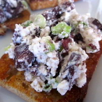 Брускетта с маслинами и фетой