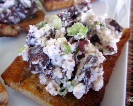 Брускетта с маслинами и фетой