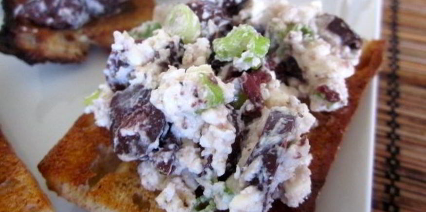 Рецепт брускетты с маслинами и фетой
