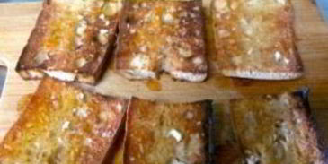 брускетта с маслинами и фетой