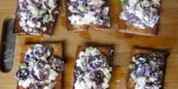 брускетта с маслинами и фетой